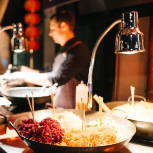 Catering Bowl mit Essen steht unter einer Wärmelampe auf einem Event in Hamburg